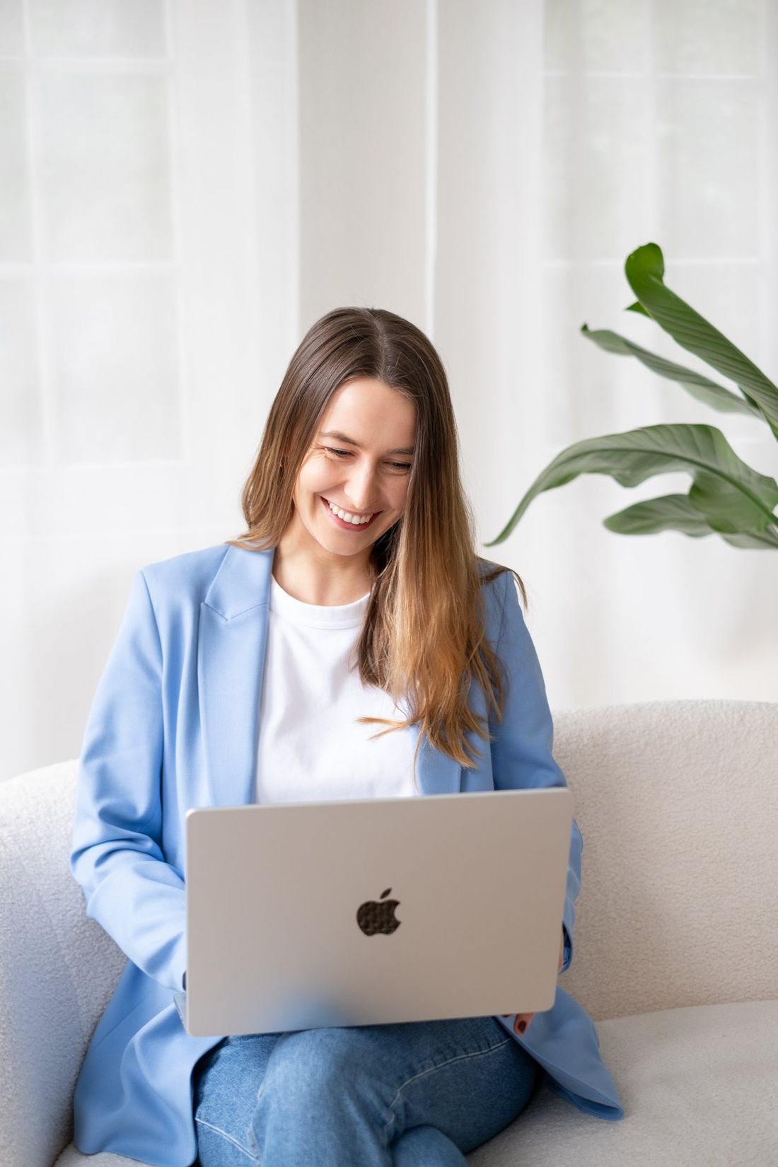 Johanne Heck-Parsch lächelnd mit Laptop