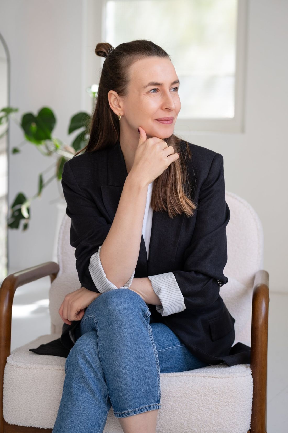 Johanne Heck-Parsch, Business Coach in Stuttgart, sitzt nachdenklich im Sessel
